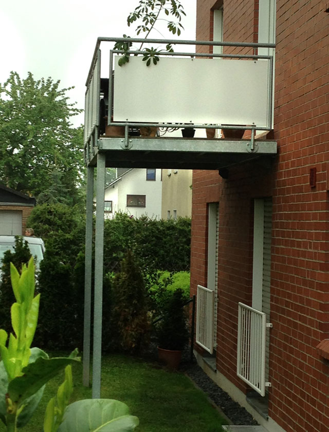 Balkon aus Stahl mit Trespafüllung