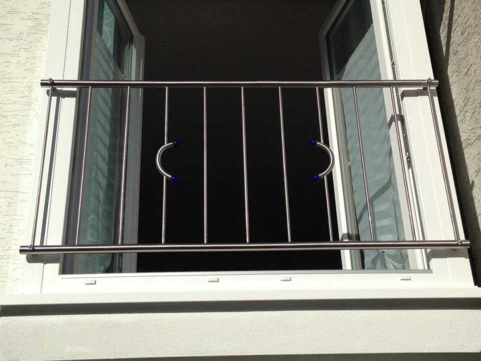 Edelstahl Fenstergitter mit Glaskugeln 